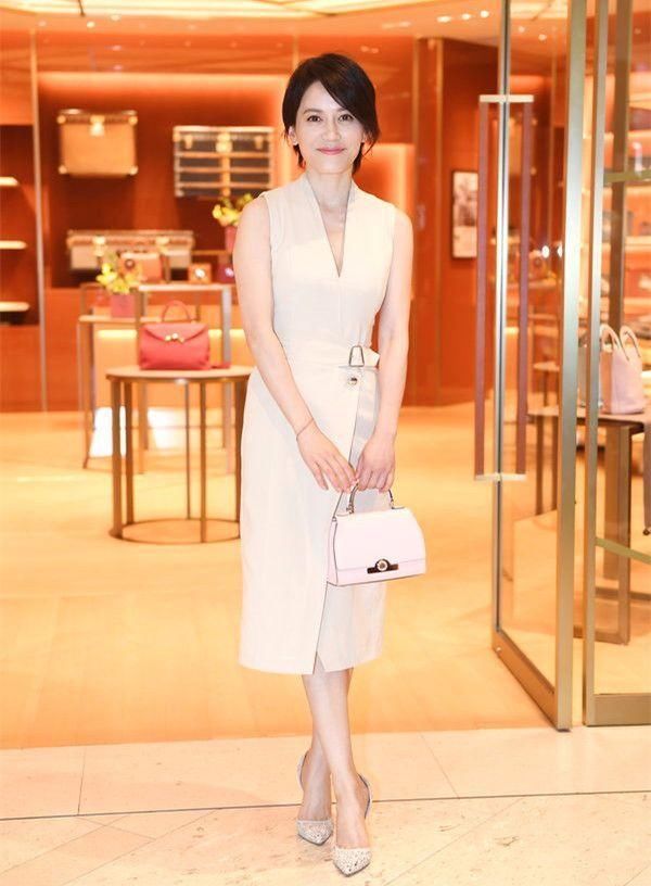 俞飞鸿相比其他女星，多了份自信的美，在张梓琳面前也不输!