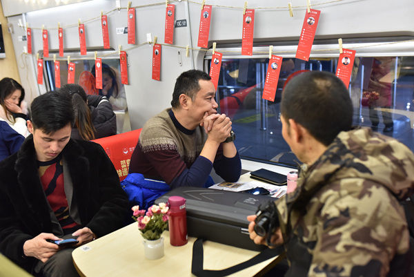  「专列」春运高铁专列送快递小哥回家