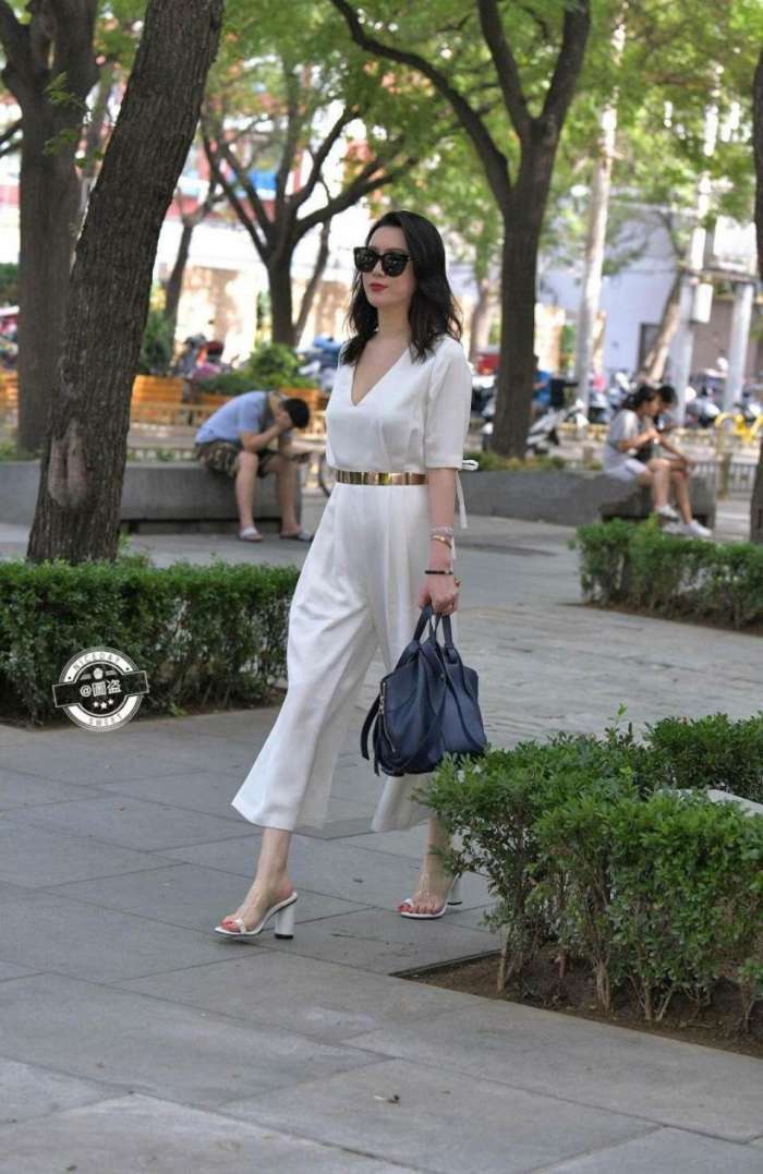 小姐姐身穿清新的白色连体裤, 性感又时髦