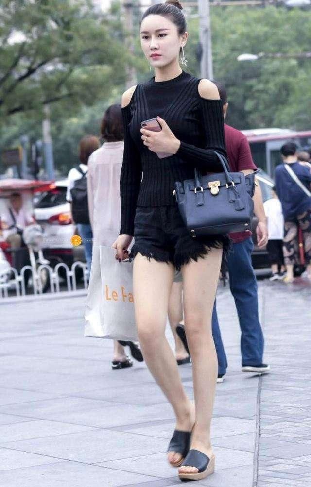 【闺蜜】街拍: 年轻辣妈身材丰腴, 和闺蜜相约同行, 尽情展现包臀裙的魅力
