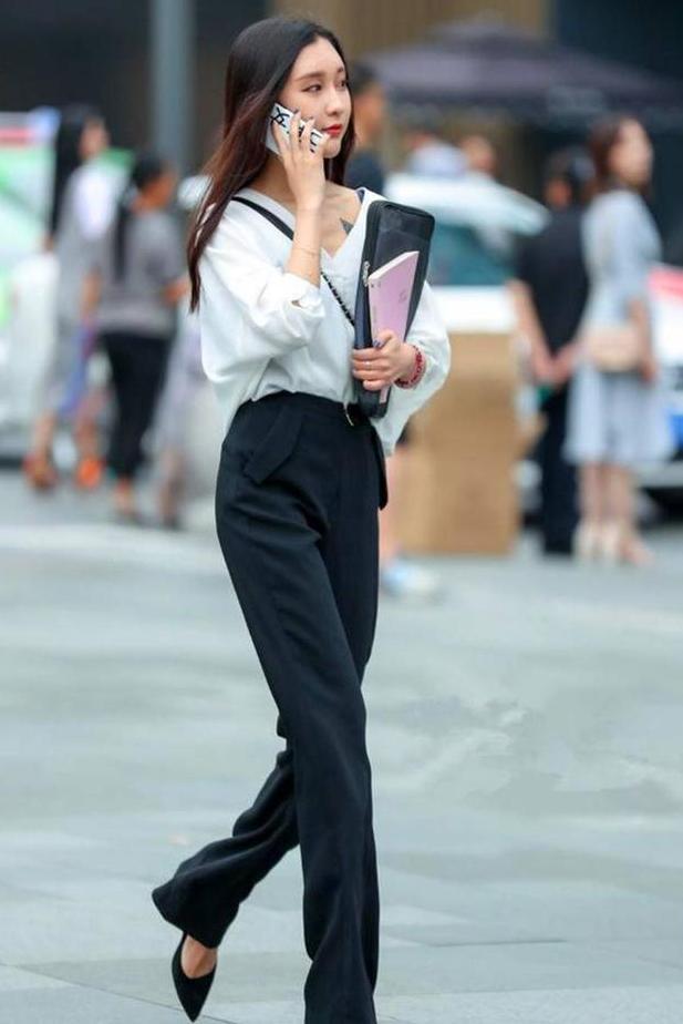 街拍：图1印花裙美女，丝袜配高跟鞋，图3美女裤子破得真厉害