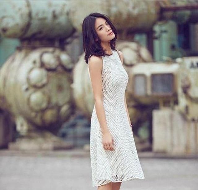  『动人』小姐姐笑容妩媚，外搭一件皮草马甲，身姿动人