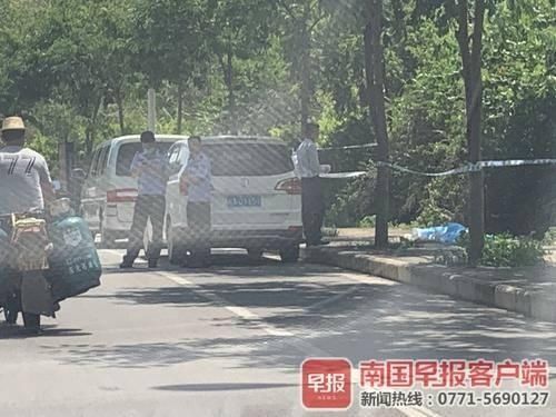  男子|南宁一男子倒在人行道上，医生赶到时已不幸身亡