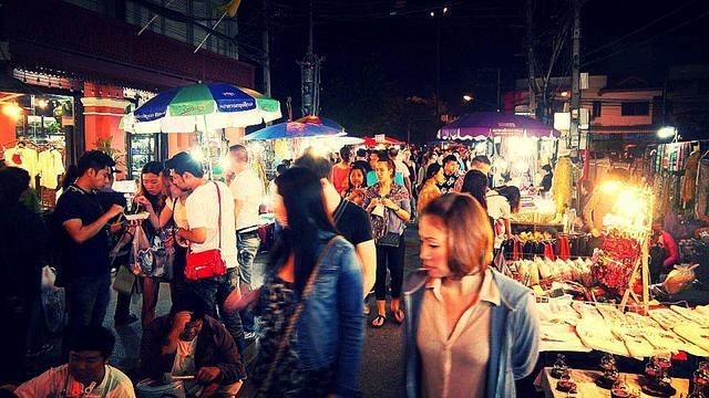 导游提醒：在泰国买水果时这东西别碰，有游客不听，拿起就后悔了