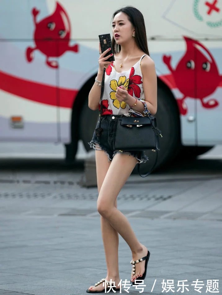 街拍：第五个小姐姐你怎么穿，路人都不好意思了