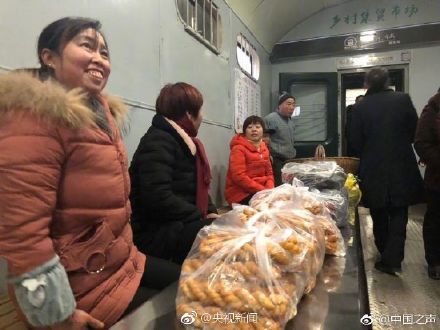 火车上的集贸市场，你见过吗