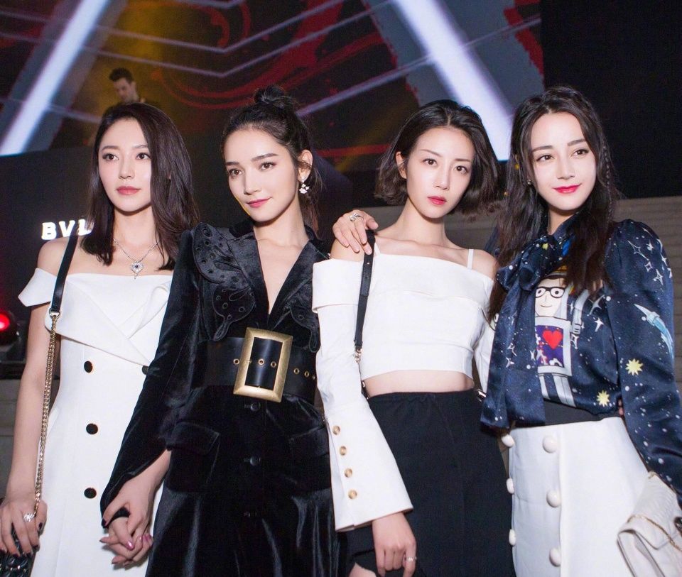 迪丽热巴新图曝光，和李溪芮同框一点没输，网友:梦寐以求的身材