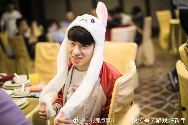 RNG小虎调侃小花生被KZ粉丝喷没素质 那可汗