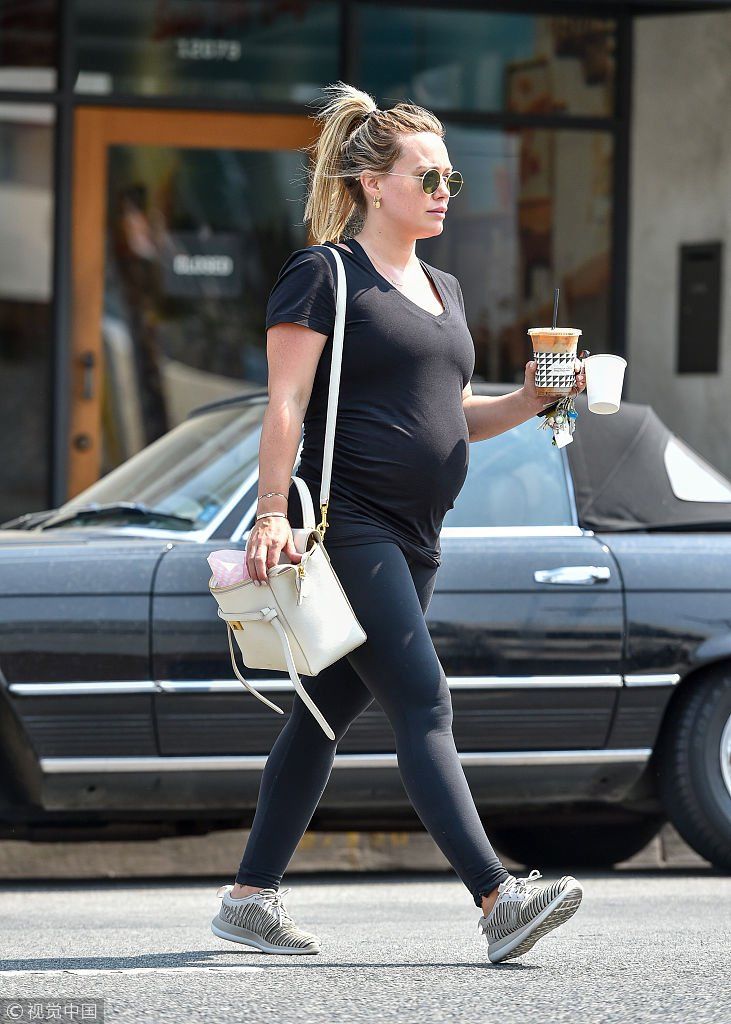 希拉里达夫素面朝天露小雀斑显可爱  挺孕肚出街全黑look扮瘦