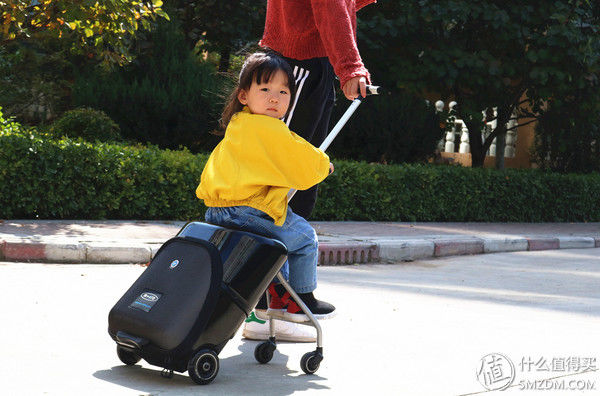 出门带娃手忙脚乱?这款行李箱还真是帮了大忙
