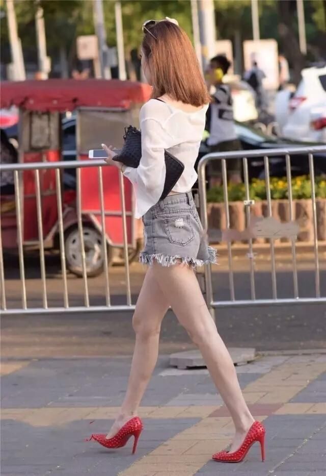 街拍:阿迪达斯店门前拍到的美女