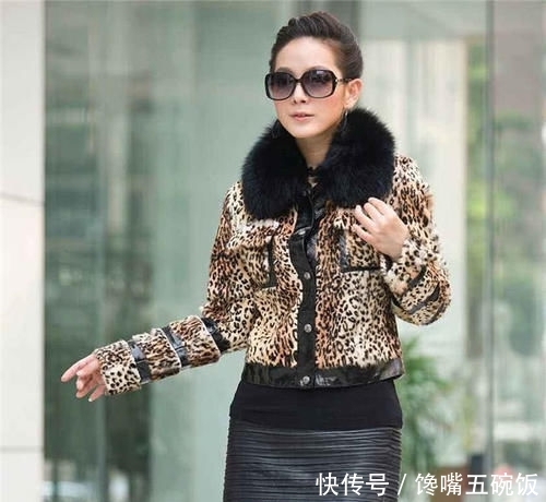 气质:女人过了40岁最好不要穿这4种衣服出门,不仅毫无气质还特别掉价