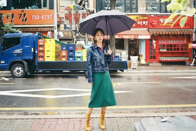 杨紫越长大，气色越好，瘦到穿裙子都穿不满，女大十八变无敌了