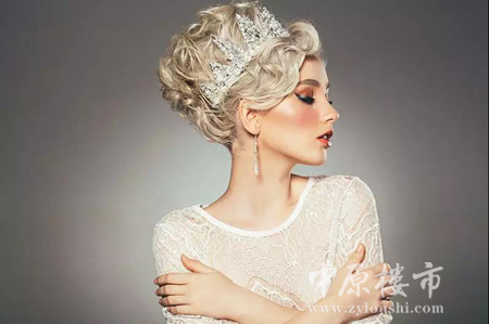 加冕女王的百变之道:用365种造型美出天际!