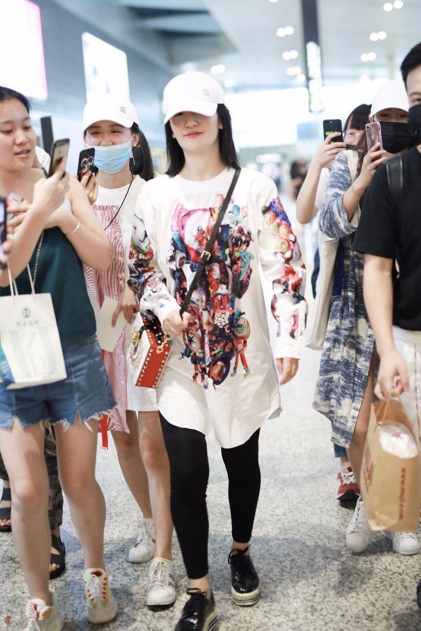 165应采儿比166谢娜腿长这么多?网友:增高鞋穿成了“显矮”鞋!