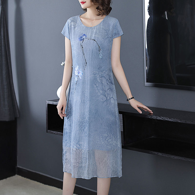 瞧瞧下面这个女人，好身材尽显无遗，妩媚又性感~