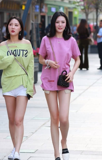 时尚姐妹短裤大秀美腿，网友：穿黄衣服的小姐姐，你不觉得尴尬吗