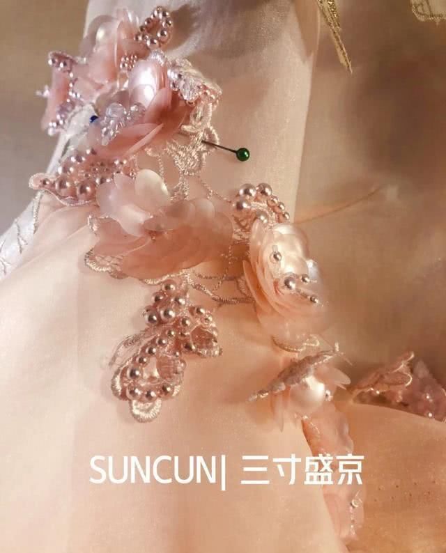  「张彦」“不务正业”！师范毕业做裁缝，把旗袍一改造直接上了纽约时装周