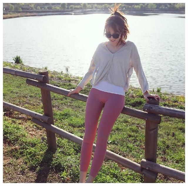 美图：纤长美腿的小姐姐，穿上紧身裤，诠释了完美的身材曲线！