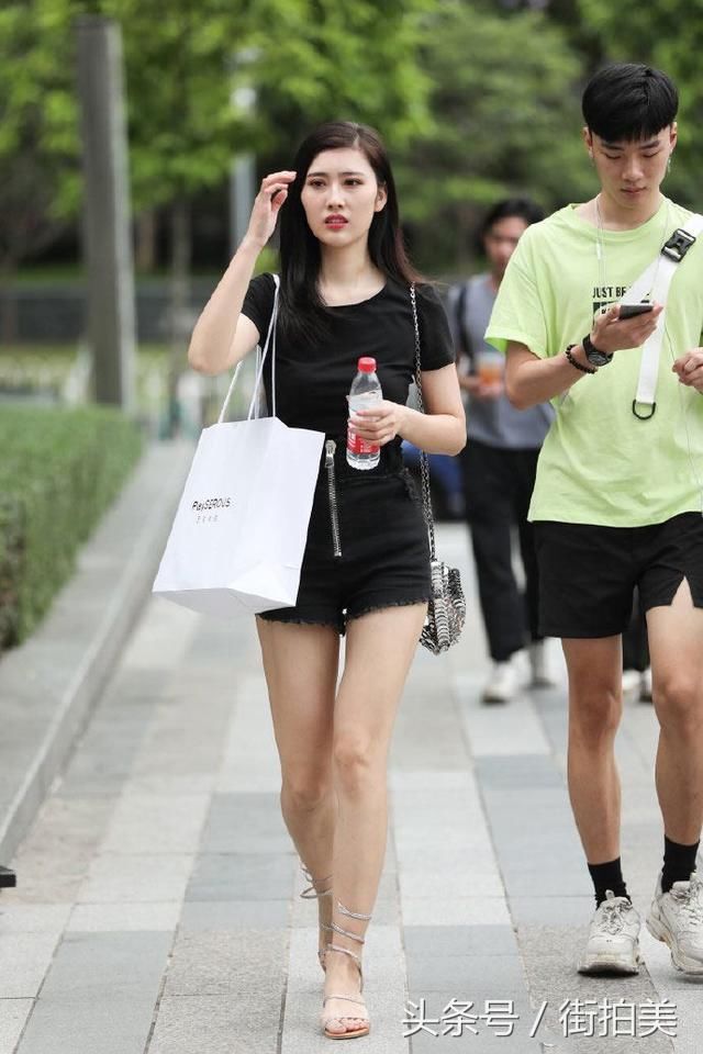 气质小姐姐，身穿一身黑的服装，看到背影时才觉得美！