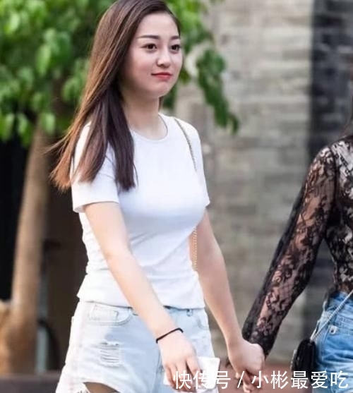  『过时』谁说破洞裤过时了，小姐姐大破洞裤搭配白T，显瘦又有型