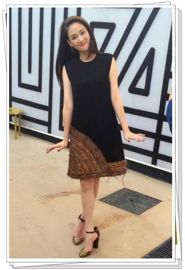 39岁陈乔恩机场穿一件长款白衬衫似路人，网友：可惜了好身材！