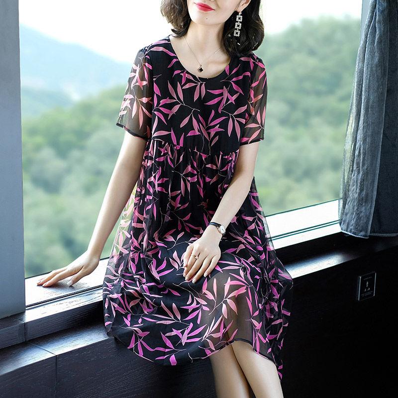 如若你皮肤偏黄，试试“白嫩裙”，40-53岁女人穿洋气又减龄