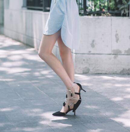 尖尖细高跟，瞬间拉高身线比例，行走中展现曼妙身姿！