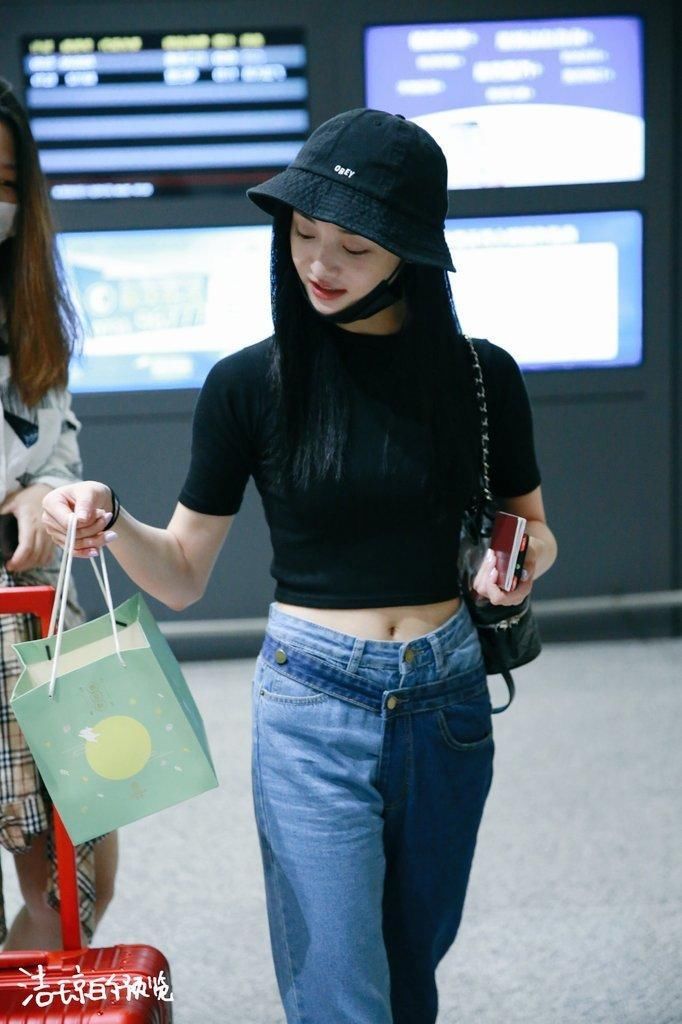 周洁琼厉害!竟在牛仔裤外面再套半条牛仔裤，网友:我忍不住笑了