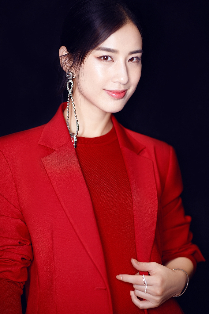 35岁黄圣依厉害了!蓝色牛仔裙上缝裤子,网友:时尚圈的人真难懂