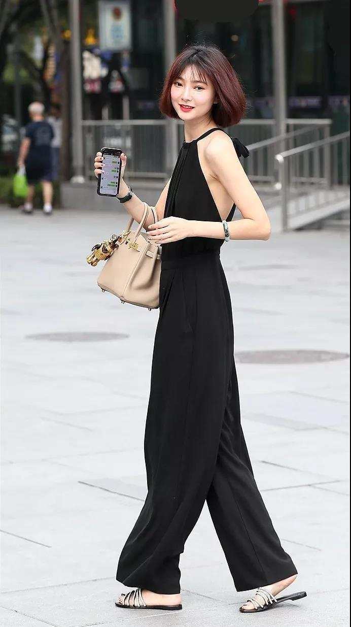 成都街拍 一身黑的优势是勾画美丽形体好轮廓 背影如此吸睛!