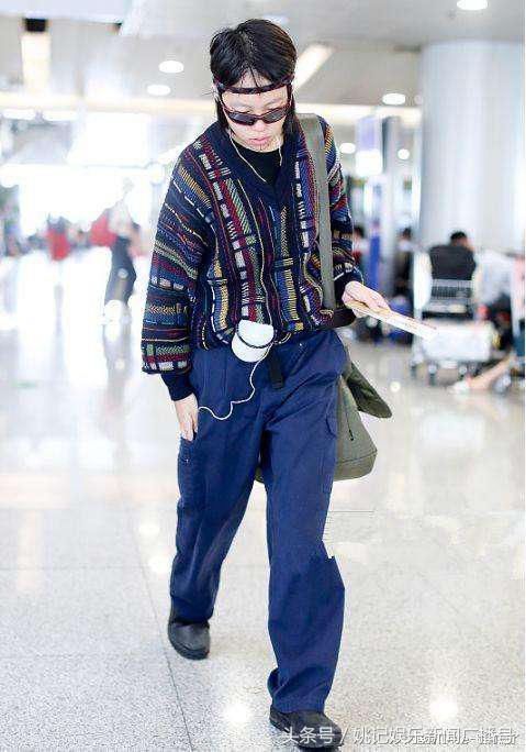 窦靖童衣品直追窦唯！老气皮靴配蓝裤像40岁，网友：跟王菲好好学