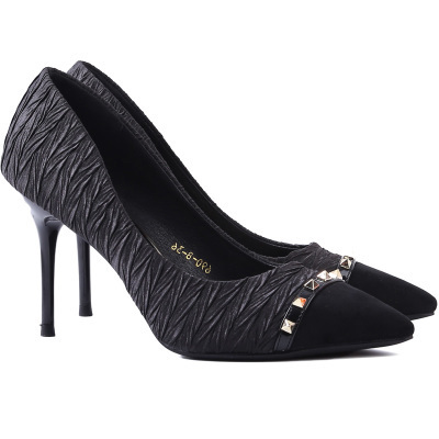 方锥铆钉与折皱纹鞋面组成的高跟鞋，性感小仙女的必备品