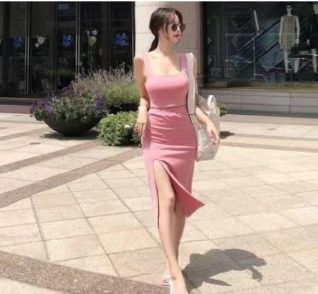 粉嫩小姐姐你赢了，整件裙子的设计不仅能够露出精致的锁骨
