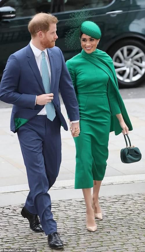 # 打招呼#与威廉凯特挥手打招呼，被批有失礼仪，梅根“谢幕秀”位列第二排