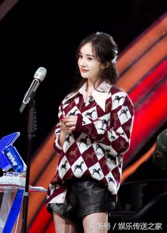 杨幂穿“倒三角”皮短裤成焦点，网友：赶紧给你的腿买份保险！