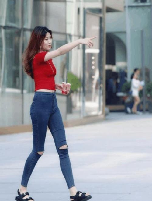 街拍: 如果你是老板, 你会让哪位美女留下来加班?