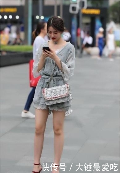 『蓝色』街拍:美女蓝色吊带长裙,长发飘飘,气质高雅