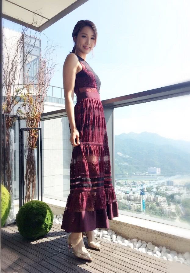 真不愧是“华姐”出道，李亚男一袭白裙尽显好身材，性感又优雅！