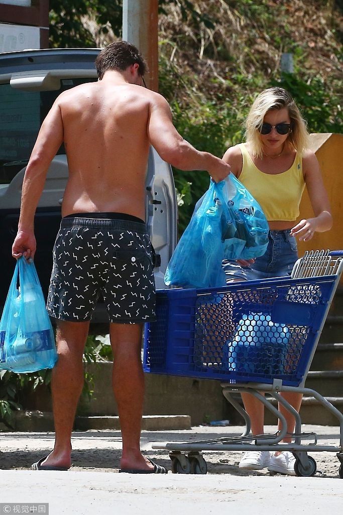 “小丑女”玛格特罗比穿着清凉秀美腿  和丈夫采购家用两人配合默