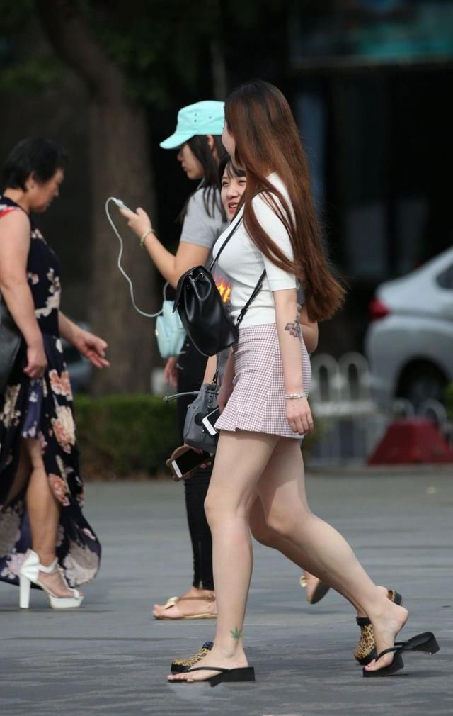 高瘦显气质短裙舒适,腰部的弹性织物