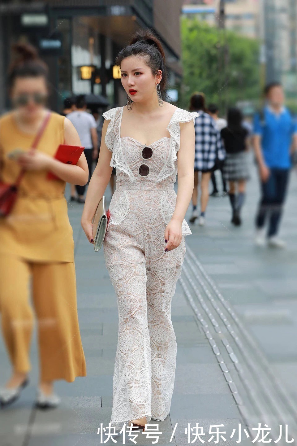  姐姐@街拍：拜托了姐姐，下次出门请一定，穿一件合身的衣服！