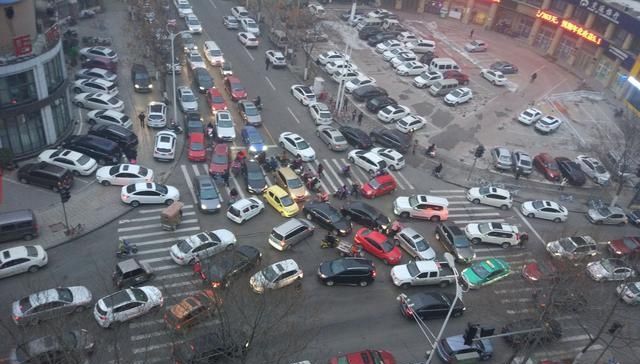 早点■给油起步和怠速起步差距有多大？车主：后悔没有早点知道