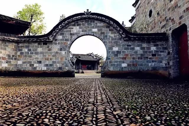 春天最适合一个人小住几日的安静古镇，累了就出去走走！