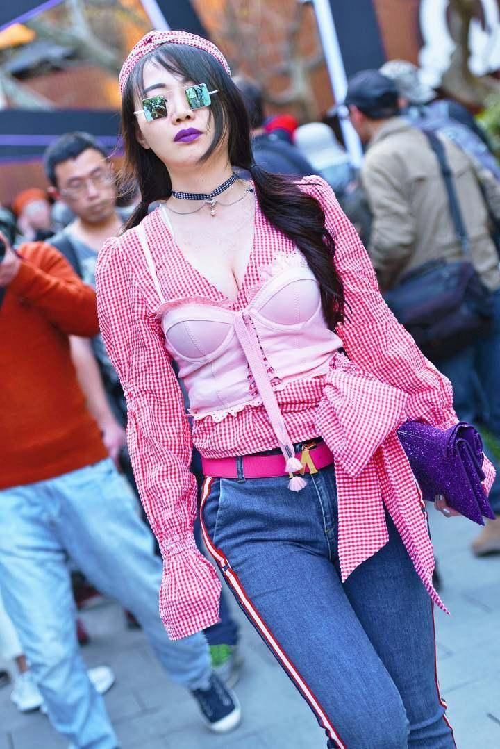 街拍:图2真会玩，内衣外穿!图5清纯自然很有女神范