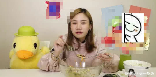 密子君直播吃“绿色料理”,暗指被绿?被饲养员的分手传言真的?