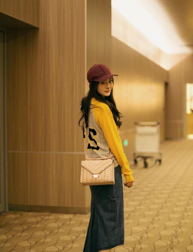 杨幂字母T配牛仔裙造型现身机场，网友：休闲风的幂幂也很美