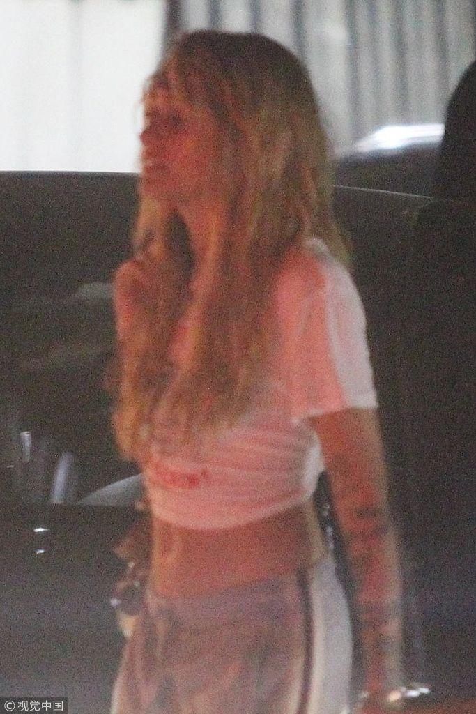 天王女儿帕里斯与女性友人十指紧扣外出 穿露脐T恤大秀马甲线花臂