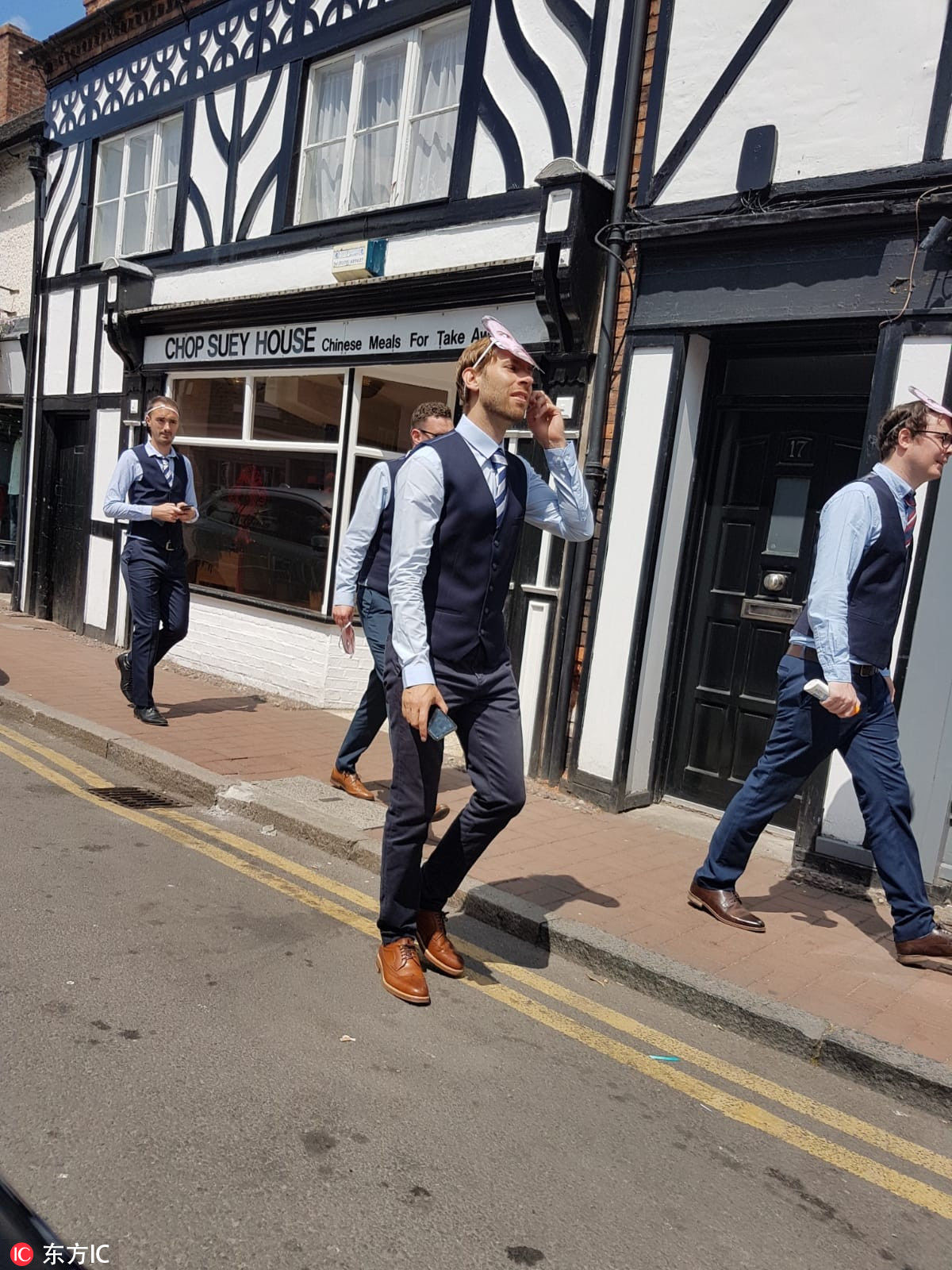 把马甲衬衫穿出时尚范儿?英格兰主帅索思盖特的三件套了解一下