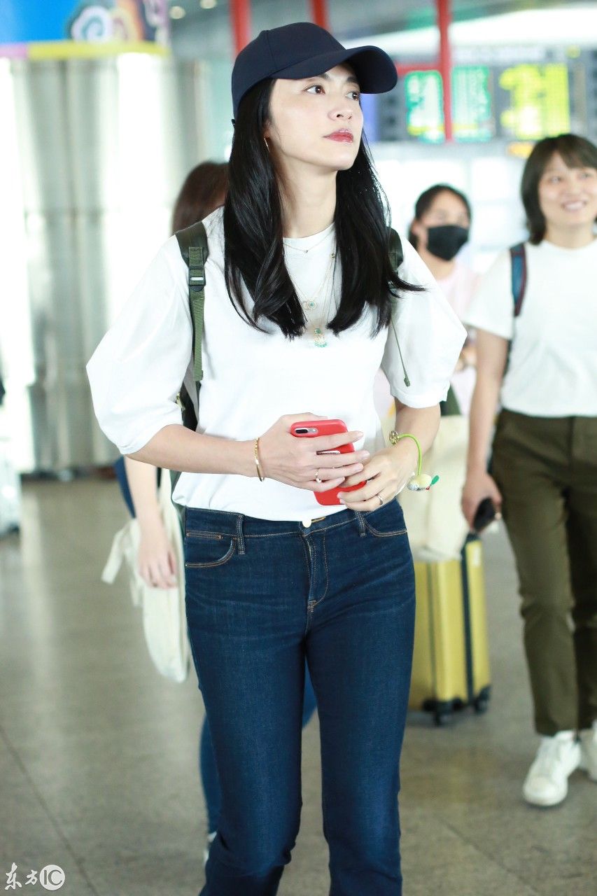 姚晨戴黑色棒球帽穿白色T恤搭配牛仔裤现身机场